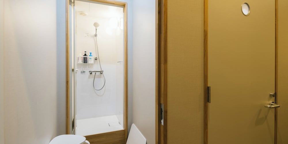 ベーシック ツインルーム 共用バスルーム0 | métisse stay