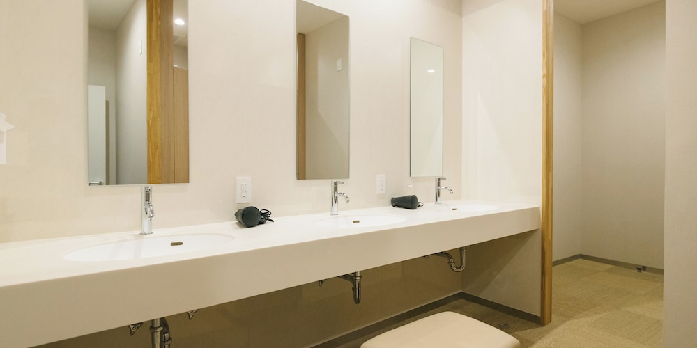 ベーシック ツインルーム 共用バスルーム2 | métisse stay