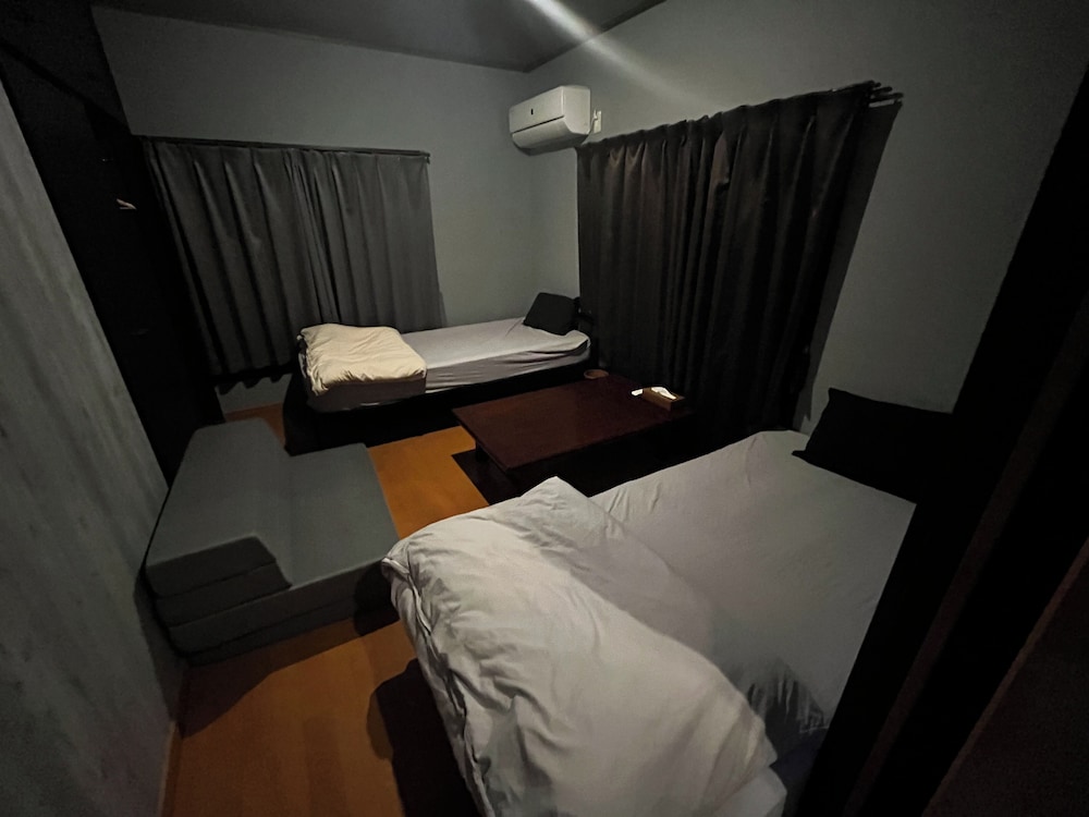 エコノミー ツインルーム バルコニー プールビュー 客室1 | ドライブイン一宮