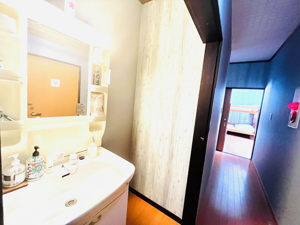 エコノミー ツインルーム バルコニー プールビュー 客室3 | ドライブイン一宮