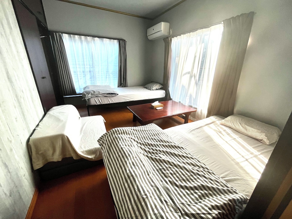 エコノミー ツインルーム バルコニー プールビュー 客室5 | ドライブイン一宮