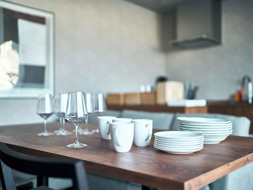 プライベートサウナ・ジャグジー付き スイートルーム 禁煙 リビング エリア1 | レイサー沖縄那覇美栄橋