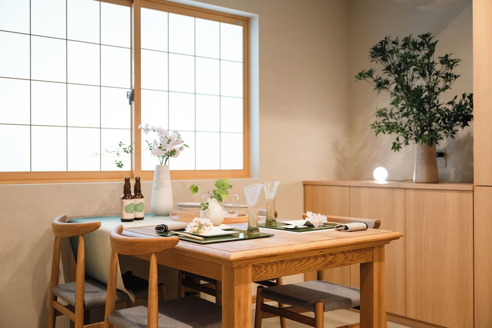 METAL 禁煙 客室内のダイニングエリア0 | GOKAN KOTOHIRA