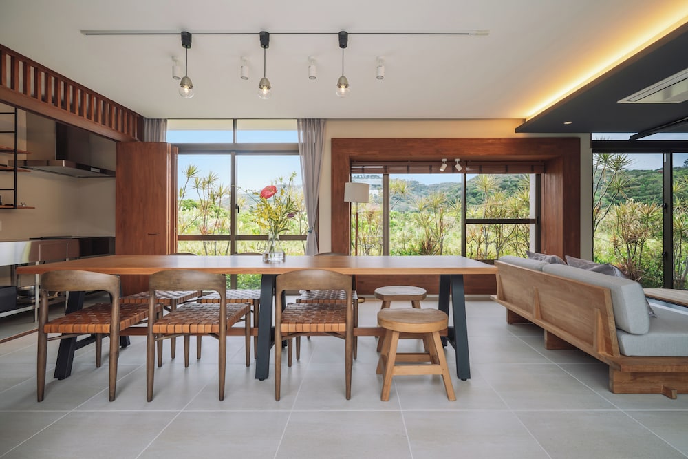 ヴィラ 客室内のダイニングエリア0 | Reflexion Villas GLANZ