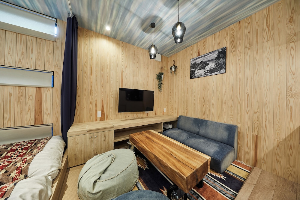 4 人部屋 客室内のダイニングエリア0 | TORACO konohana