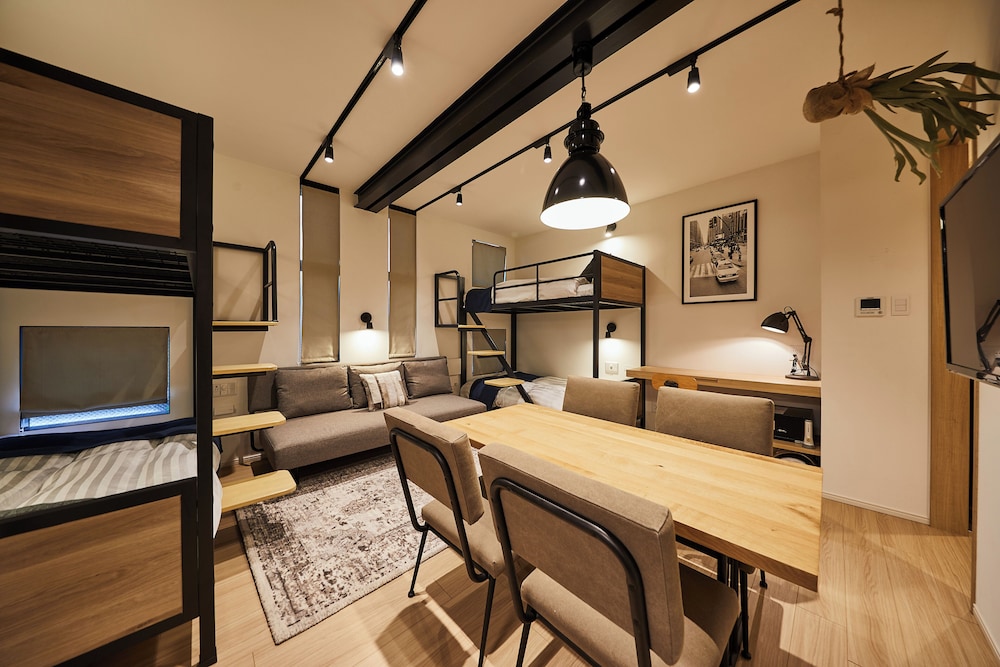 デラックス 4 人部屋 客室内のダイニングエリア0 | TORACO konohana