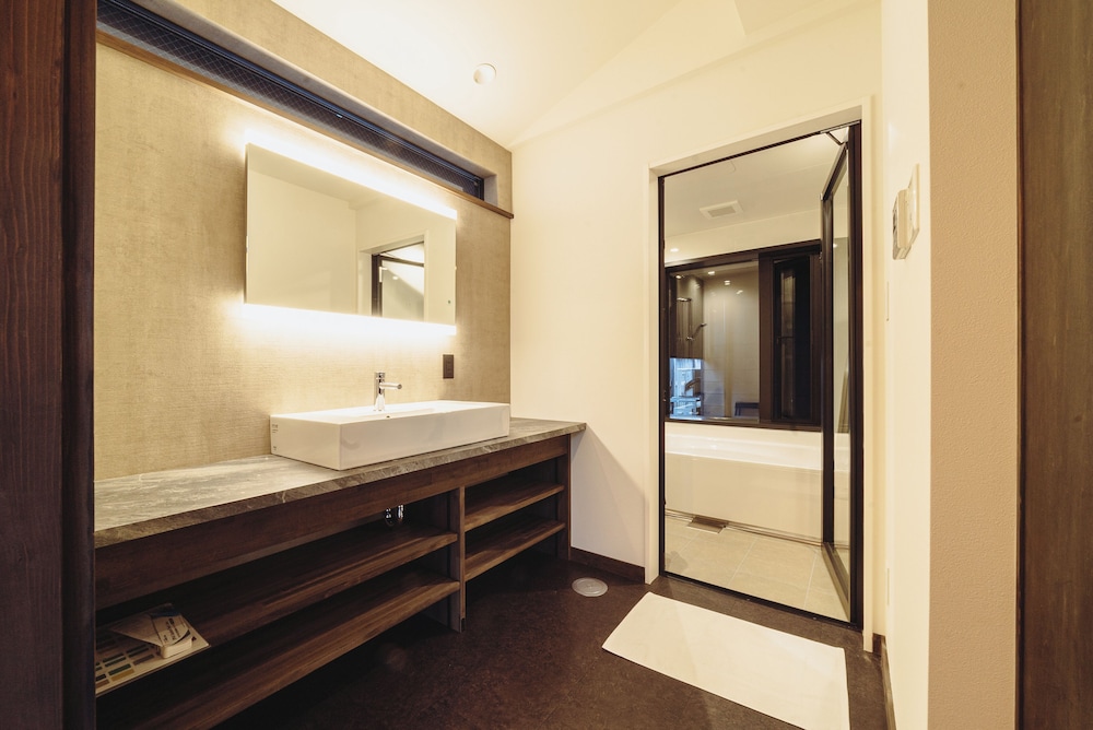 4 人部屋 バスルーム0 | HAPPOYA (八方屋)