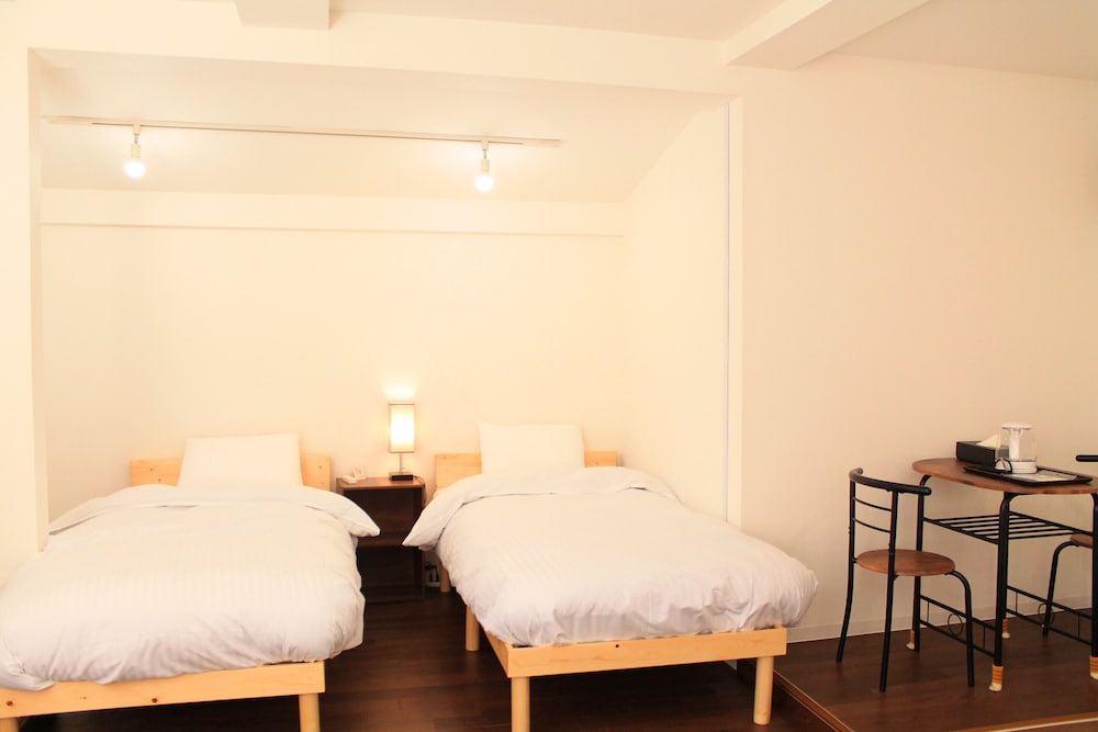 デラックス 4 人部屋 ベッド (複数台) 禁煙 ガーデン 客室2 | 彩の宿 楓泉
