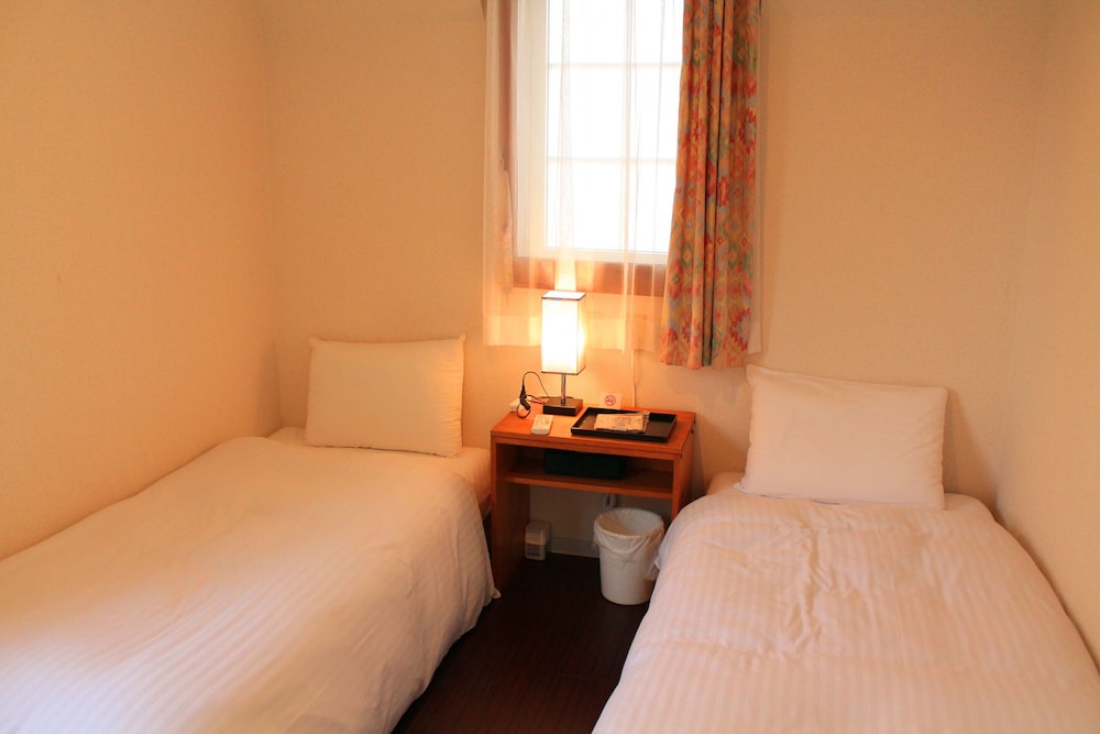 シティ ダブルルーム シングルベッド 2 台 禁煙 コートヤード 客室2 | 彩の宿 楓泉
