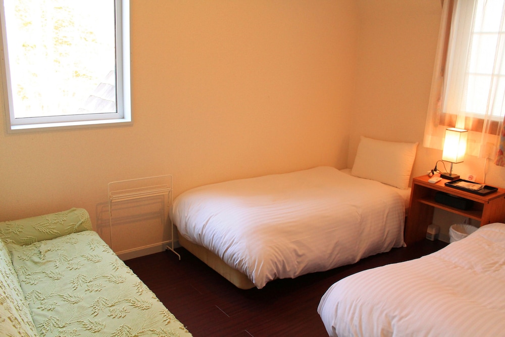 シティ ダブルルーム シングルベッド 2 台 禁煙 コートヤード 客室1 | 彩の宿 楓泉