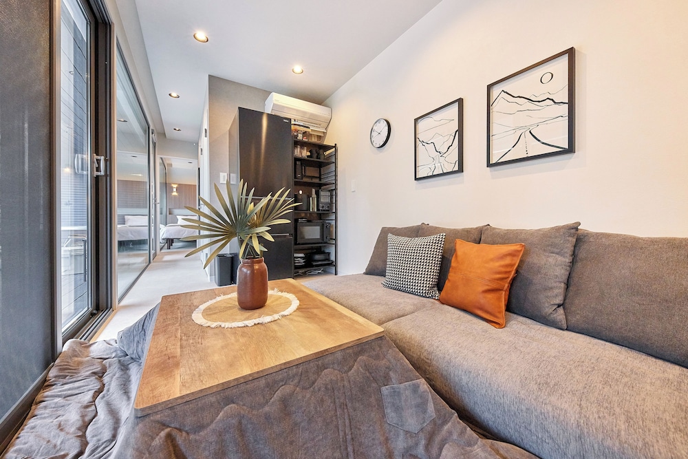 煌-Kirameki 最大10名(室内6名、屋外テント泊:4名)テント貸し出し有料 リビング エリア1 | IZA GLAMPING 千早赤阪村