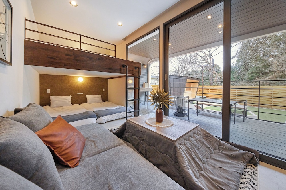 煌-Kirameki 最大10名(室内6名、屋外テント泊:4名)テント貸し出し有料 リビング エリア0 | IZA GLAMPING 千早赤阪村