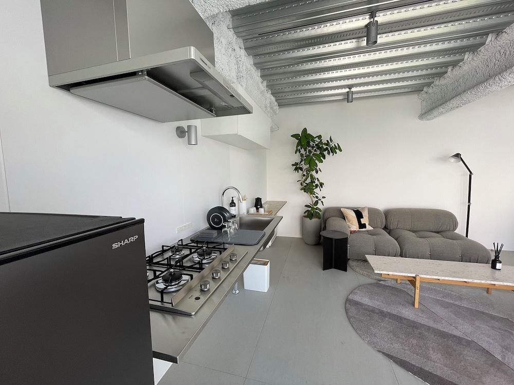 部屋番号314 プレミア アパートメント 禁煙 シティビュー リビング エリア2 | まえばしガレリア