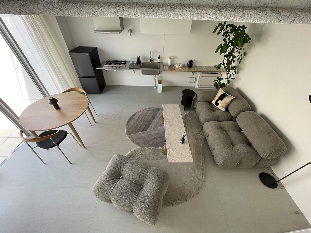 部屋番号314 プレミア アパートメント 禁煙 シティビュー リビング エリア1 | まえばしガレリア