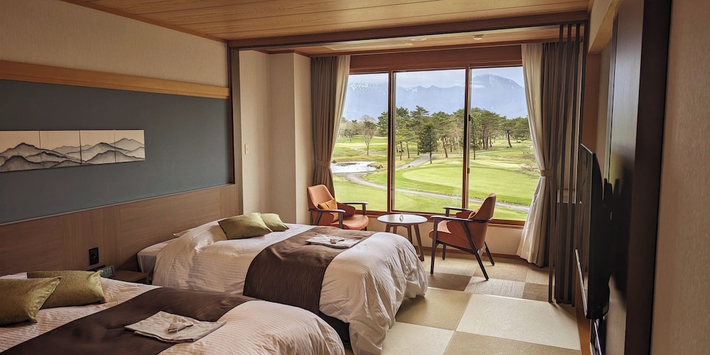 デラックス ツインルーム シングルベッド 2 台 ゴルフビュー | Villa The Club SHIRAKAWA