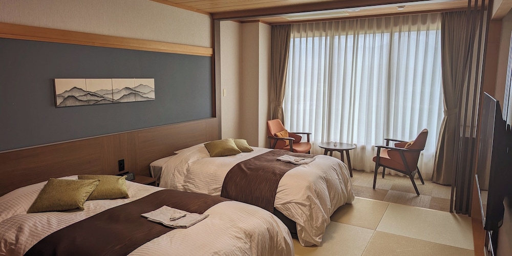 デラックス ツインルーム シングルベッド 2 台 ゴルフビュー 客室1 | Villa The Club SHIRAKAWA