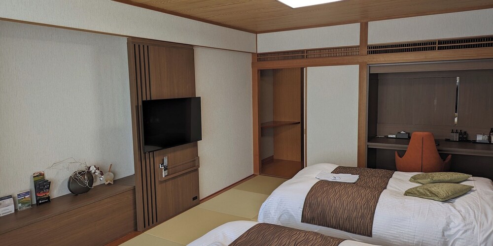 デラックス ツインルーム シングルベッド 2 台 ゴルフビュー 客室2 | Villa The Club SHIRAKAWA