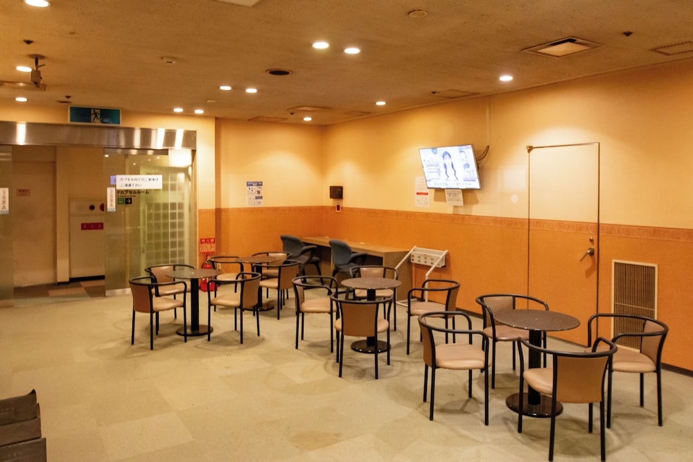 フロント1 | 男性専用 カプセルホテル朝日プラザ心斎橋