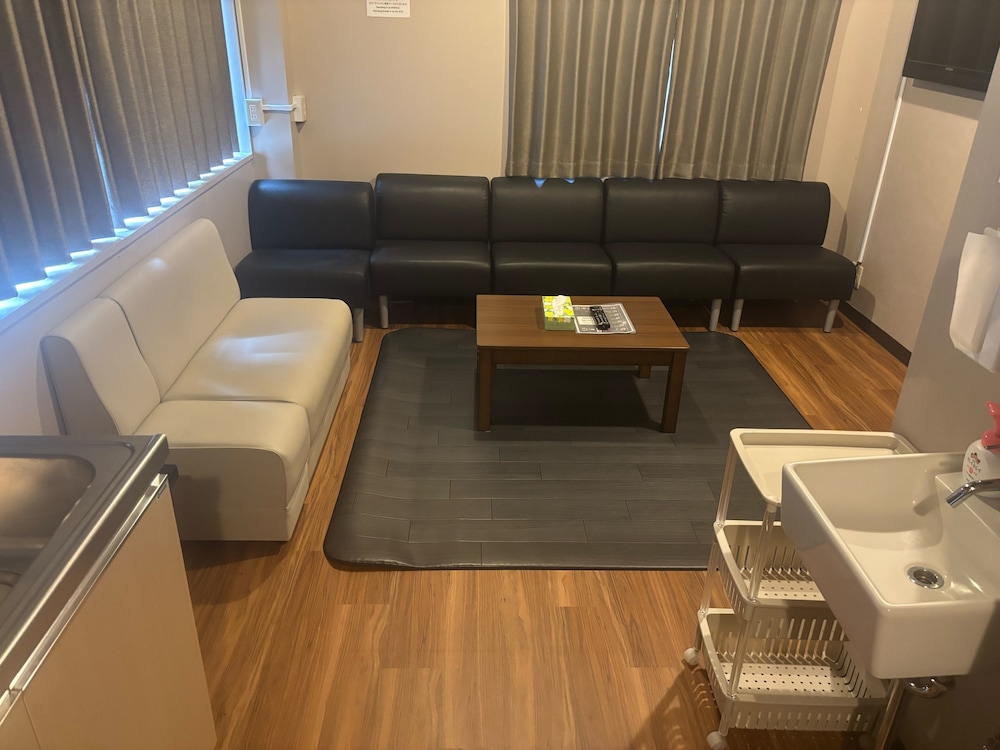 プレミアム 4 人部屋 リビング エリア3 | 日の出神楽坂駅前ホテル