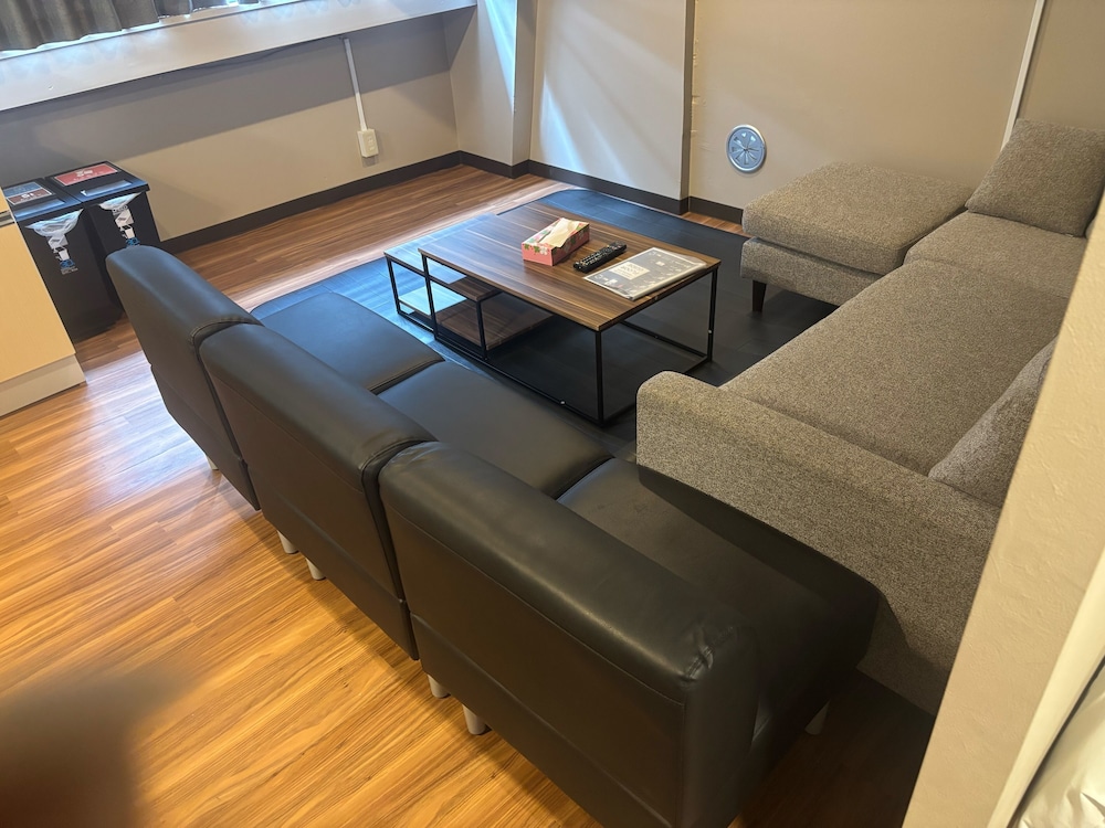 コンフォート 4 人部屋 リビング エリア0 | 日の出神楽坂駅前ホテル