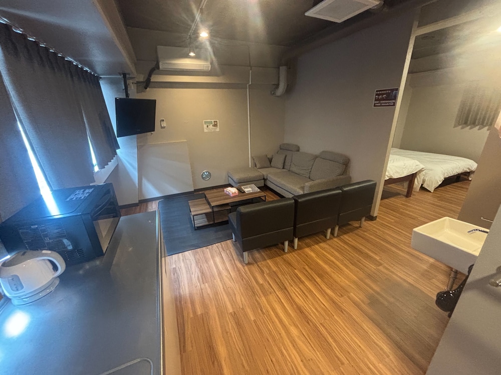 コンフォート 4 人部屋 リビング エリア2 | 日の出神楽坂駅前ホテル