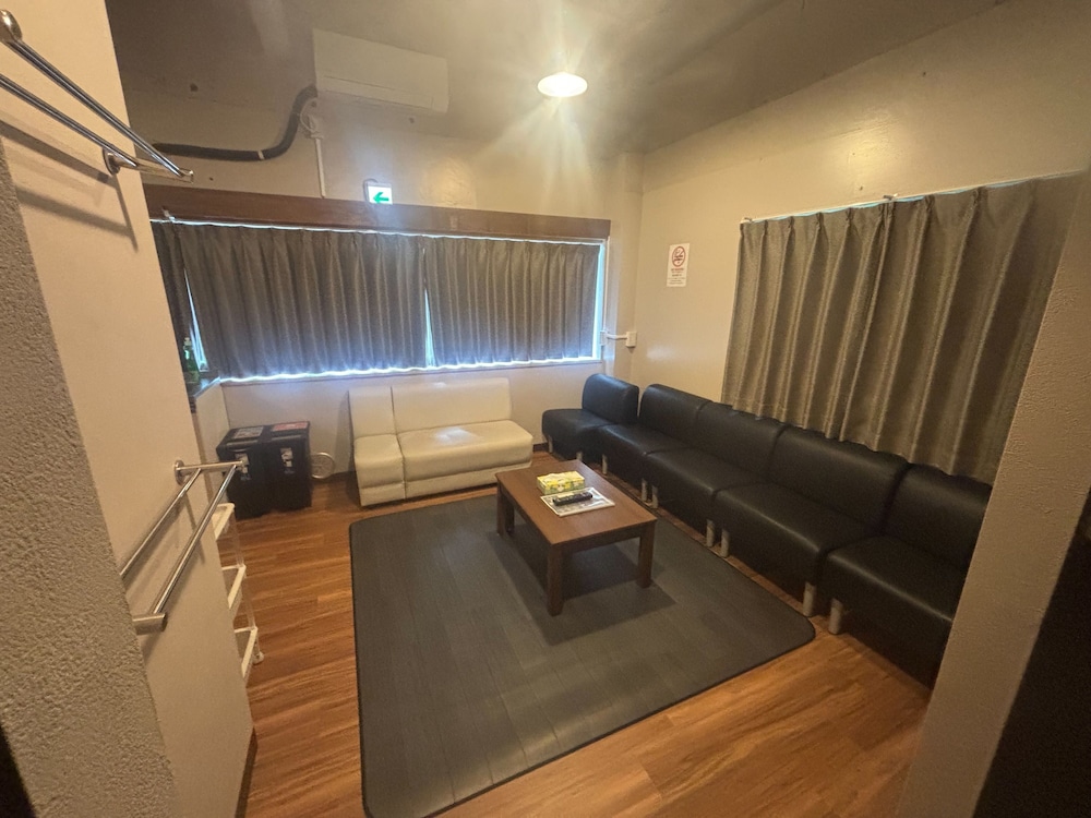 プレミアム 4 人部屋 リビング エリア2 | 日の出神楽坂駅前ホテル