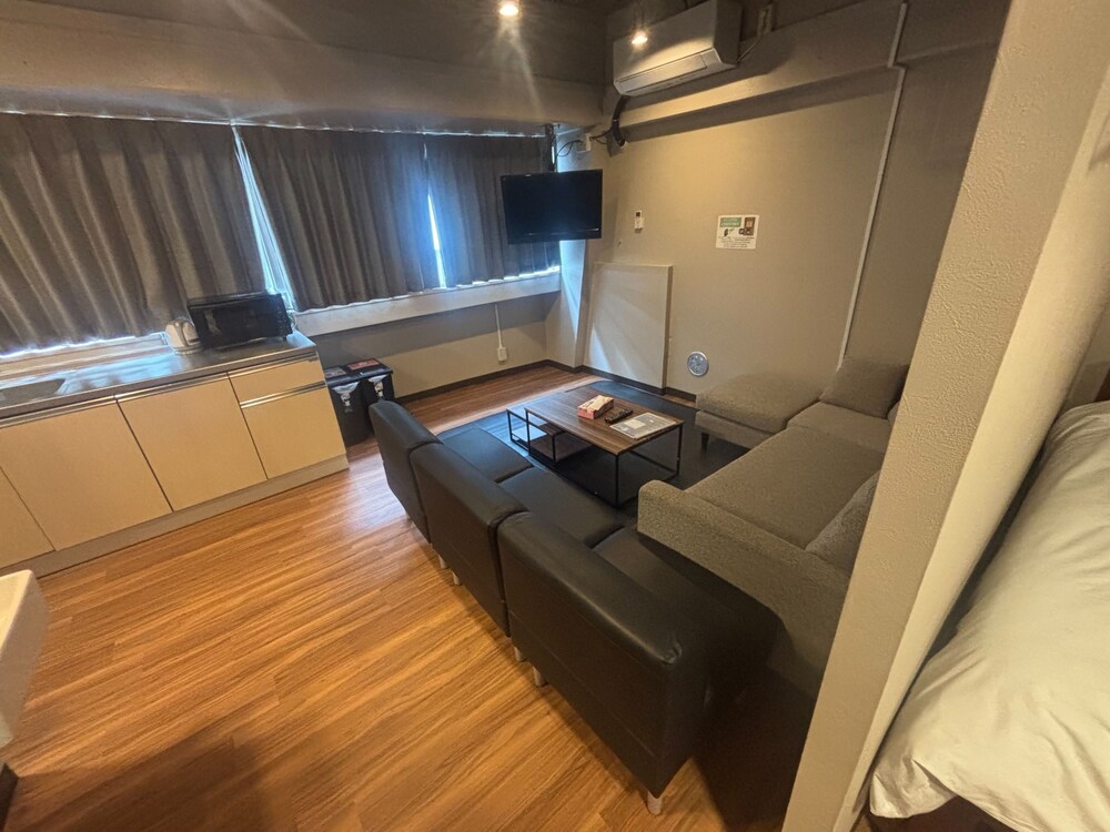 コンフォート 4 人部屋 リビング エリア3 | 日の出神楽坂駅前ホテル