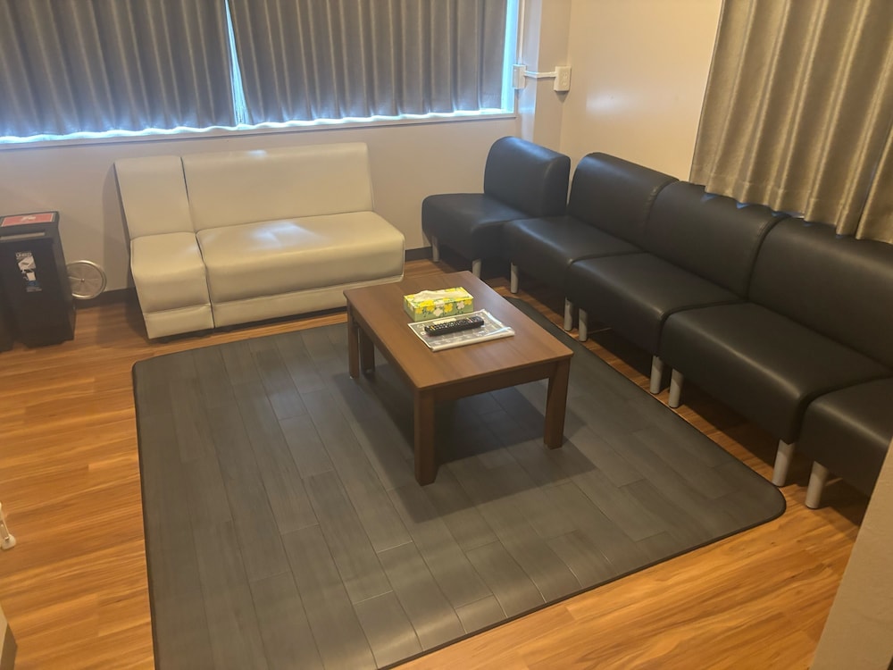 プレミアム 4 人部屋 リビング エリア4 | 日の出神楽坂駅前ホテル