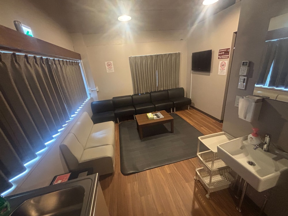 プレミアム 4 人部屋 リビング エリア1 | 日の出神楽坂駅前ホテル