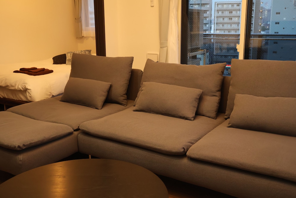 C (4名収容) 禁煙 リビング エリア3 | クレアーレ戸越銀座 by Tranova