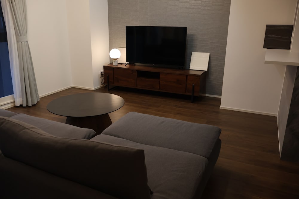 C (4名収容) 禁煙 リビング エリア1 | クレアーレ戸越銀座 by Tranova