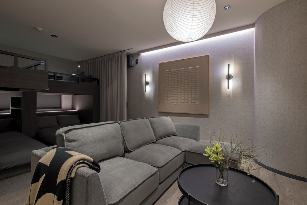 ファミリー 4 人部屋 シティビュー リビングルーム3 | HOTEL GUILD 5