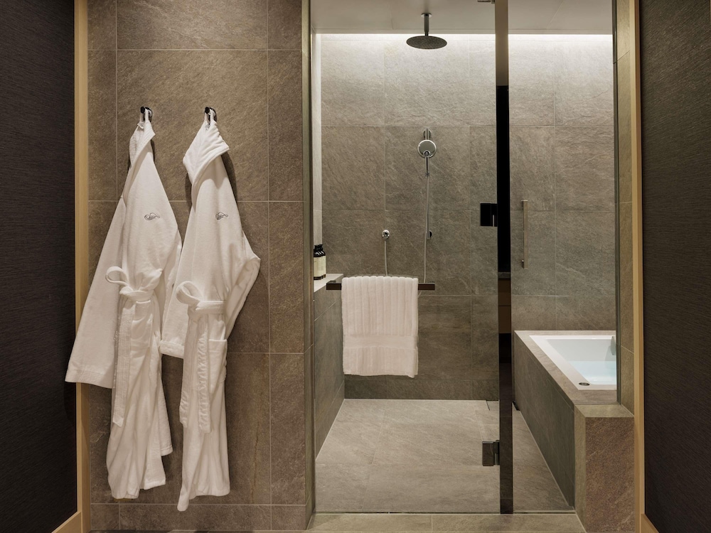 Fairmont Gold シグネチャー ツインルーム シングルベッド 2 台 バスルーム0 | フェアモント東京