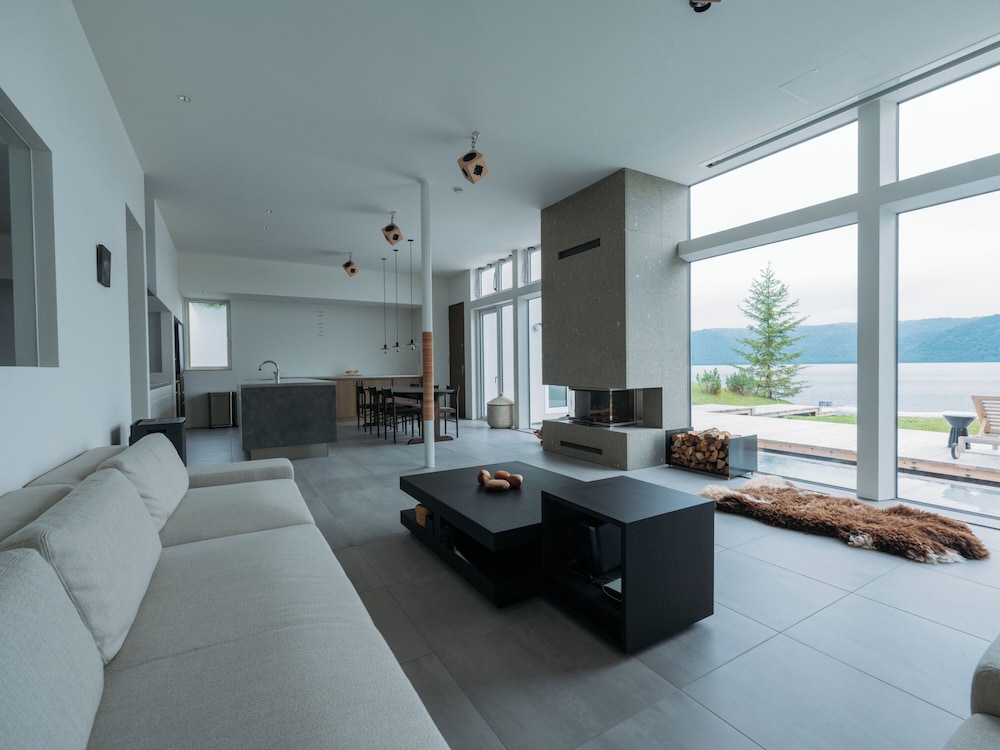 ラグジュアリー ヴィラ レイクサイド リビング エリア1 | Sansui Lakeside Villa