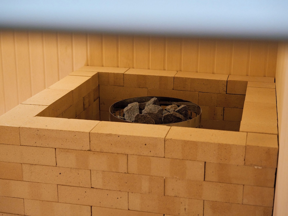 トラディショナル ヴィラ 客室内のダイニングエリア1 | 今昔荘 大阪 通天閣 - 蒸風呂邸