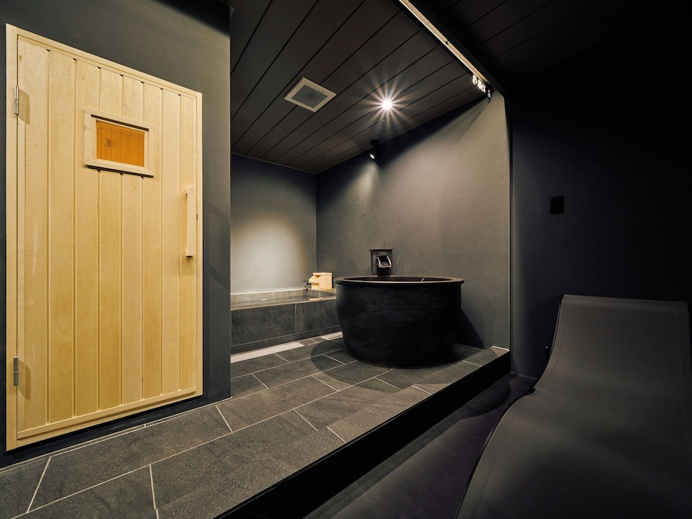 トラディショナル ヴィラ 客室内のダイニングエリア4 | 今昔荘 大阪 通天閣 - 蒸風呂邸