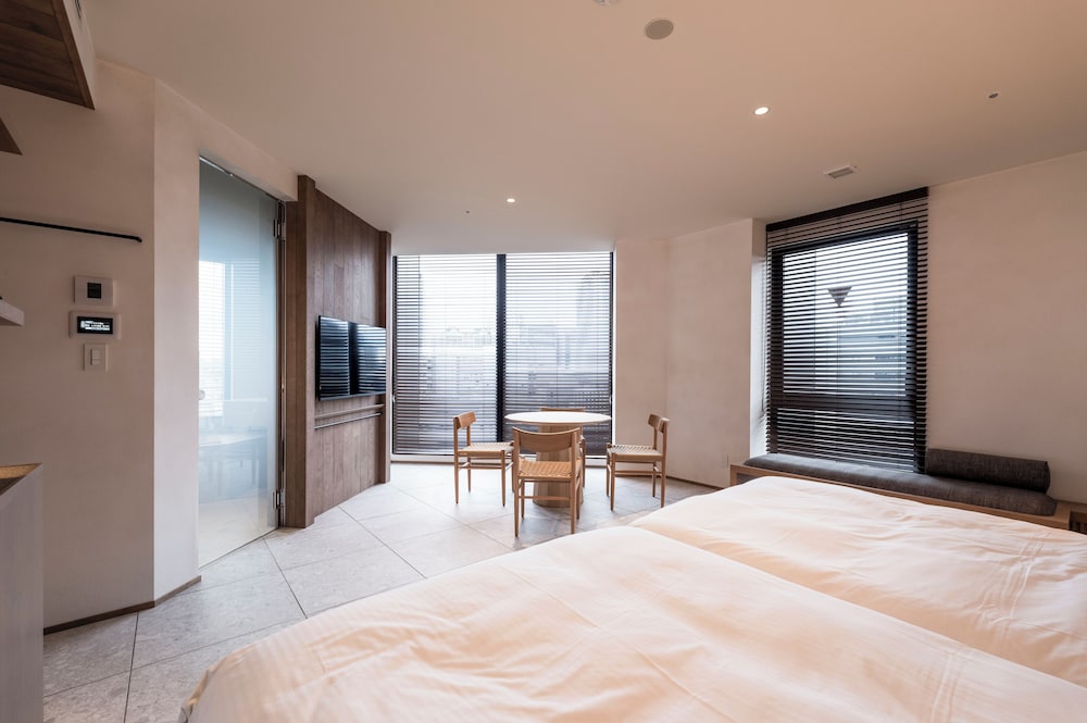 エクスクルーシブ 4 人部屋 客室1 | CINQS Hotel (サンクスホテル)