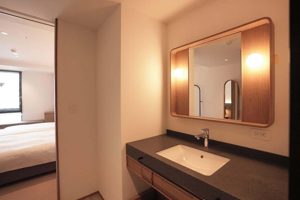 デラックス 4 人部屋 バスルームのシンク0 | CINQS Hotel (サンクスホテル)