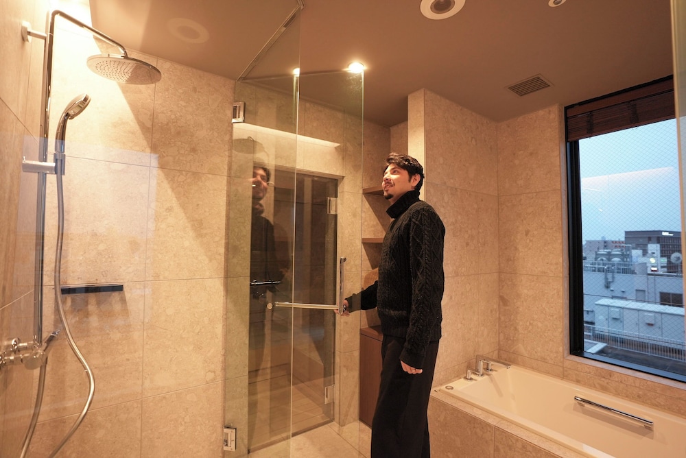 エクスクルーシブ 4 人部屋 バスルームのシャワー0 | CINQS Hotel (サンクスホテル)