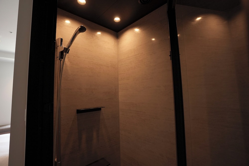 グランド ダブルルーム バスルームのシャワー1 | CINQS Hotel (サンクスホテル)