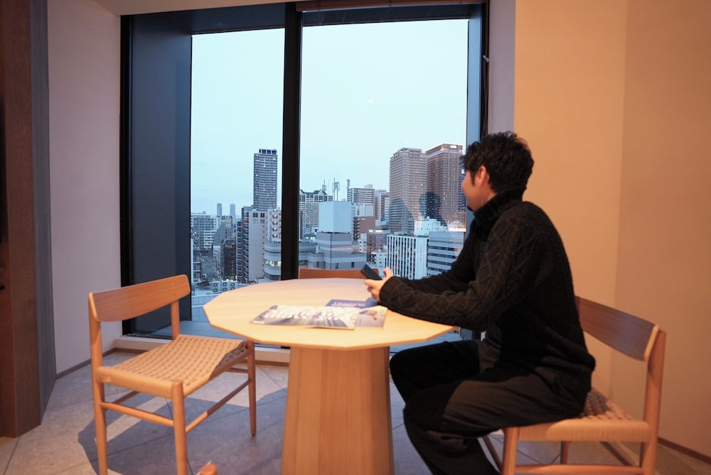エクスクルーシブ 4 人部屋 リビング エリア1 | CINQS Hotel (サンクスホテル)