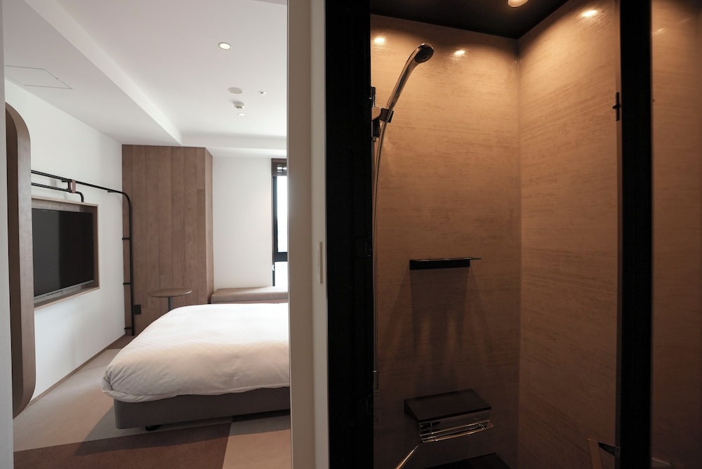 グランド ダブルルーム バスルームのシャワー0 | CINQS Hotel (サンクスホテル)