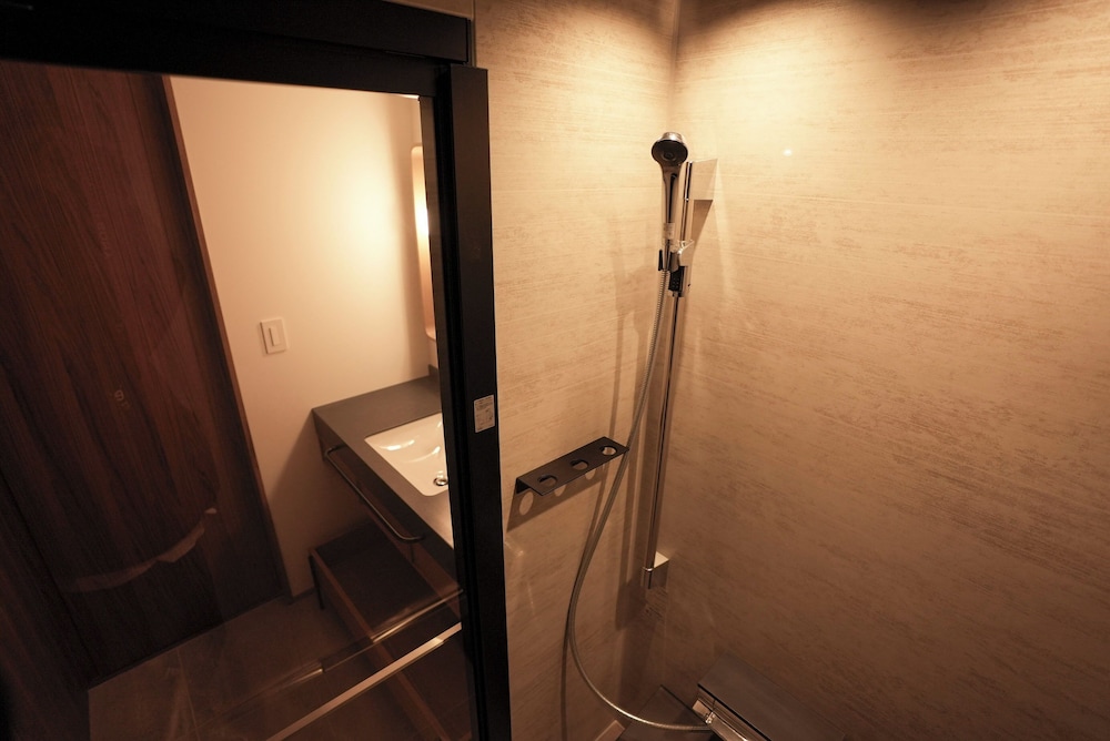 スーペリア ダブルルーム バスルームのシャワー0 | CINQS Hotel (サンクスホテル)