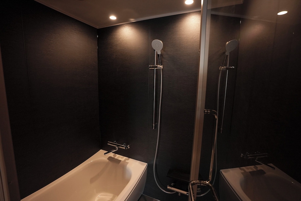 デラックス 4 人部屋 バスルーム1 | CINQS Hotel (サンクスホテル)