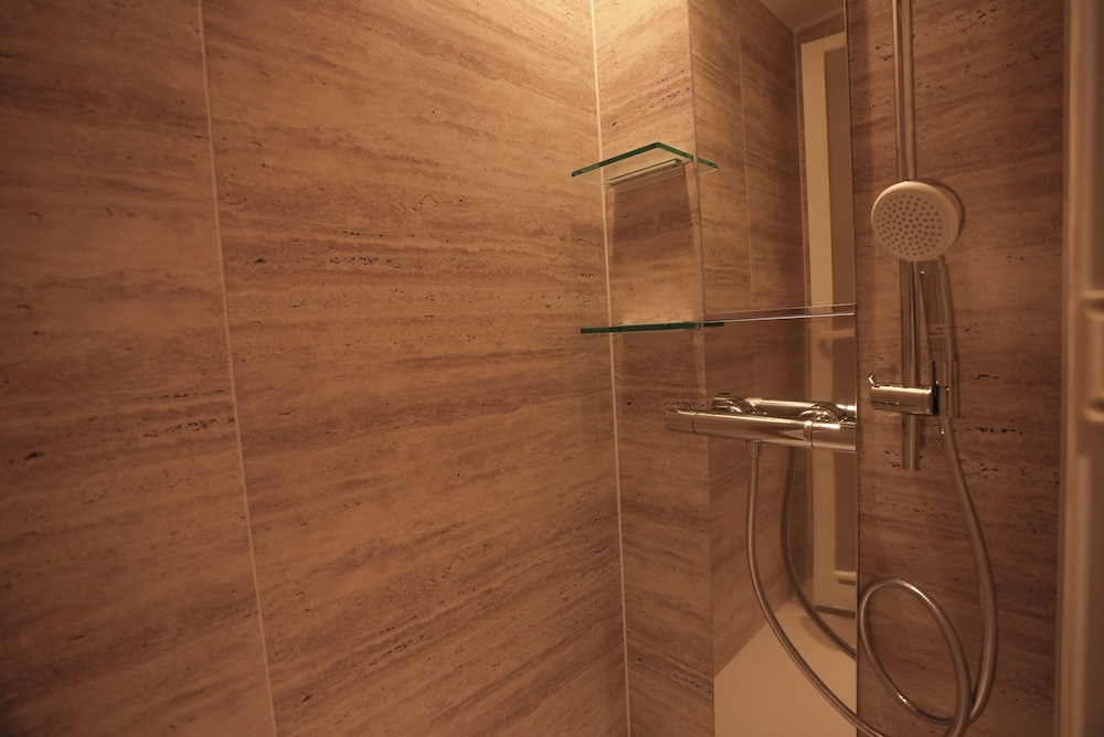 スタンダード 4 人部屋 バスルームのシャワー0 | ホテルエスプレッソサウス II