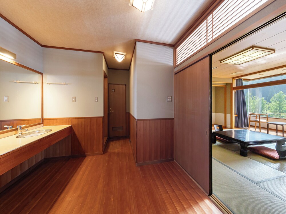 和モダンツイン+10畳 (禁煙) 客室7 | わんわんパラダイス 松阪