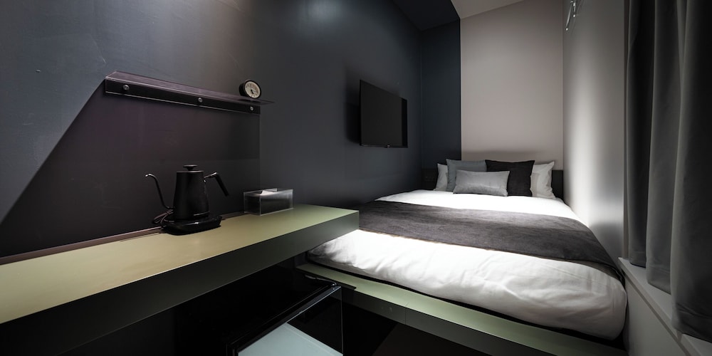 モノクローム 共用バスルーム | OCICA OSHIAGE TOKYO by R HOTEL