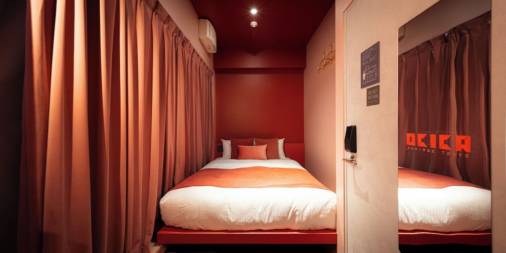 レッド 共用バスルーム | OCICA OSHIAGE TOKYO by R HOTEL