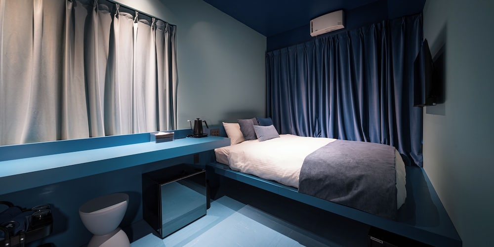 ブルー 共用バスルーム | OCICA OSHIAGE TOKYO by R HOTEL