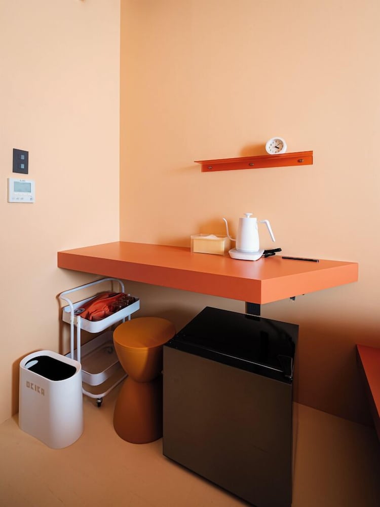 オレンジ 共用バスルーム 客室2 | OCICA OSHIAGE TOKYO by R HOTEL